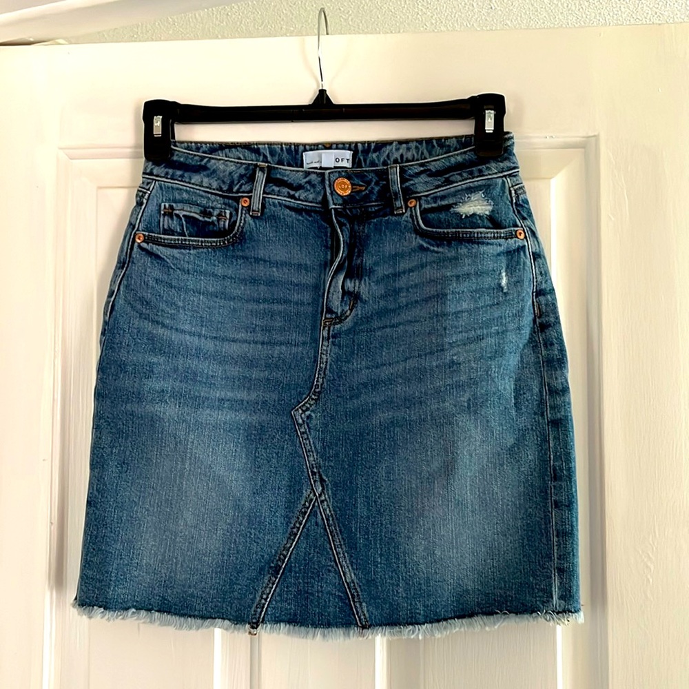 ✨EUC✨ LOFT FRAYED HEM DENIM SKIRT SZ 2